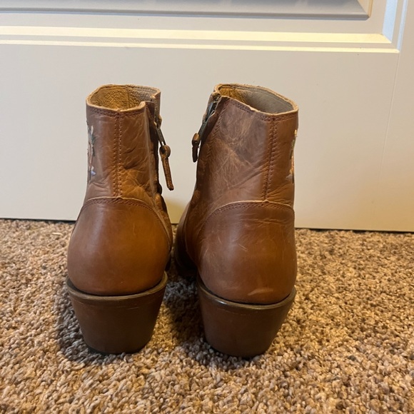 Darling Shyanne booties with slight heel. So pretty! size 9.5, true to size. - Picture 4 of 5